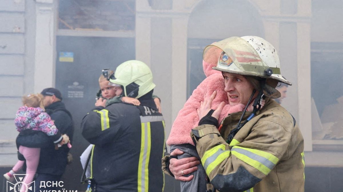 Hrdinové z Charkova. Do evakuace dětí ze školky se zapojil i tiskový mluvčí